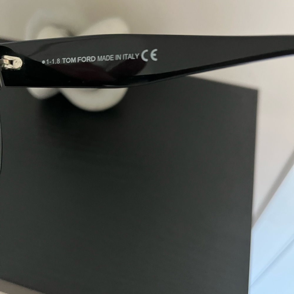 Chic Black Sunglasses - image 4